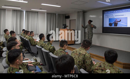 Us Air Force Staff Sgt. Jasmin Carraway, 35th Force Support Squadron Flieger Leadership School Instructor, unterrichtet eine Klasse von Japan Masse Verteidigung-kraft Soldaten Führungsqualitäten bei Misawa Air Base, Japan, Jan. 23, 2017. Nach Master Sgt. Christopher Preis, der 35 FSS als Kommandant, Lehre effektive Führungskompetenz hilft Service Mitglieder griff Hindernisse, die Sie herausfordern kann. (U.S. Air Force Foto von Airman 1st Class Sadie Colbert) Stockfoto