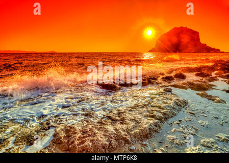 Spektakuläre farbenfrohen Sonnenaufgang am Strand vor dem Byzantinischen Burg von Monemvasia, Lakonien, Peloponnes, Griechenland. Stockfoto