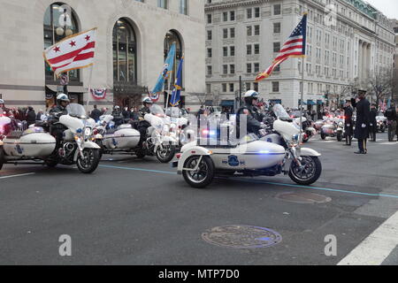 Die 58. Präsidenteneinweihung der Vereinigten Staaten war die feierliche Vereidigung von Präsident Donald J. Trump am 20. Januar 2017 in Washington, D.C. das Archivbild dokumentiert die militärische Unterstützung, die von US-Streitkräften während der Eröffnungsparade entlang der Pennsylvania Avenue geleistet wurde. Stockfoto