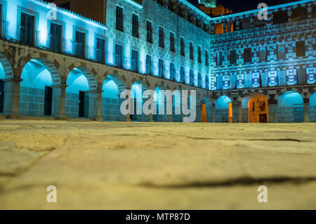 Höhe Plaza Alta von Badajoz, beleuchtet durch LED-Leuchten in der Nacht. Low Angle View aus dem Boden Stockfoto