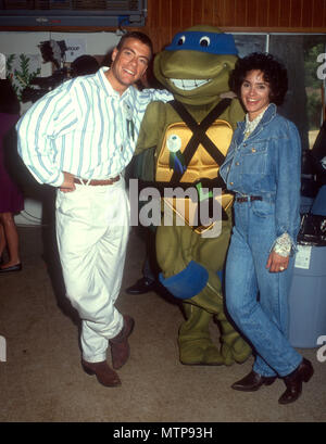 MALIBU, CA - 28. Juni: Schauspieler Jean-Claude Van Damme und Teenage Mutant Ninja Turtle und Frau Gladys Portugues an Muskeldystrophie Sommer Camp am 28. Juni 1991 in Malibu, Kalifornien. Foto von Barry King/Alamy Stock Foto Stockfoto