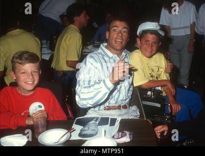 MALIBU, CA - 28. Juni: Schauspieler Jean-Claude Van Damme nimmt an Muskeldystrophie Sommer Camp am 28. Juni, in Malibu, Kalifornien 1991. Foto von Barry King/Alamy Stock Foto Stockfoto