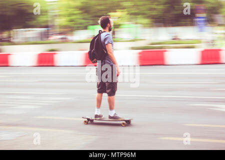 Budapest, BD, Ungarn - April 29, 2018: Ein kleiner Junge reisen schnell mit seinem Longboard in der Innenstadt von Budapest. Stockfoto