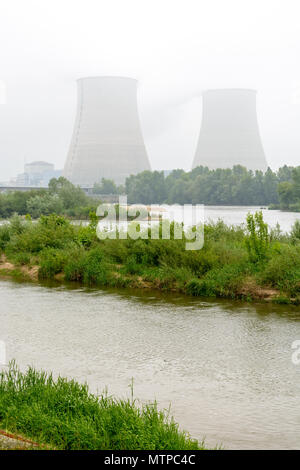 Belleville Kernkraftwerk am Ufer der Loire bei Nebel. Stockfoto