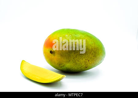 Mango isoliert auf weißem Hintergrund, mango Slices, mango Obst schneiden Stockfoto