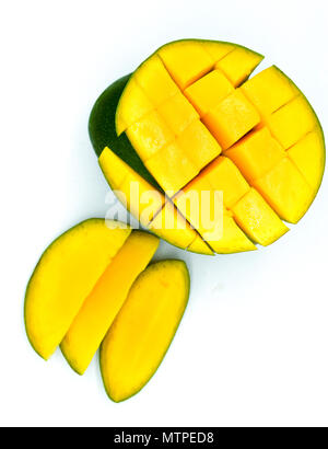 Mango Slices, abgehackte Mangofrucht auf weißem Hintergrund Stockfoto