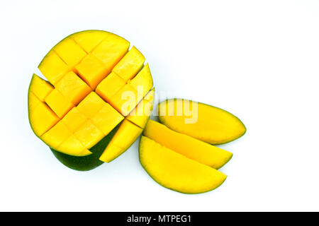 Mango Slices, abgehackte Mangofrucht auf weißem Hintergrund Stockfoto