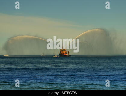 Feuer Boot Sprühwasser Stockfoto