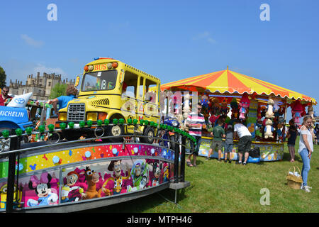 Familien genießen Sie einen Tag an der jährlichen Sherborne Castle Country Fair, Sherbourne, Dorset, England Stockfoto