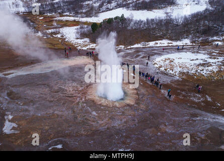 Luftbild des ausbrechenden Strokkur Geysir im Winter, Island Stockfoto