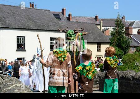 Sieg für die Grüne Mann von clun über die Ice Queen in einer Schlacht im Winter zu verbannen und Wiederherstellung Sommer auf mittelalterliche Brücke im Mai Shropshire England Großbritannien Stockfoto