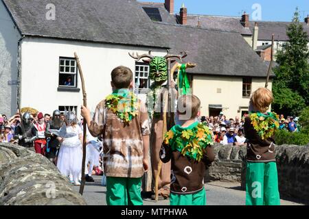 Sieg für die Grüne Mann von clun über die Ice Queen in einer Schlacht im Winter zu verbannen und Wiederherstellung Sommer auf mittelalterliche Brücke im Mai Shropshire England Großbritannien Stockfoto