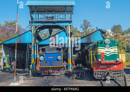 Coonoor, Indien - 5. März 2018: Motoren, die auf die UNESCO-Weltkulturerbe Nilgiri Mountain Railway an der Lok zu überholenden beschäftigt vergossen Stockfoto