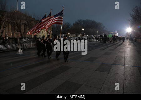 Die 58. Amtseinführung von Präsident Donald J. Trump fand am 20. Januar 2017 in Washington, D.C. statt und begann damit seine Amtszeit als 45. Präsident der Vereinigten Staaten. Mehr als 5.000 Militärangehörige aus aktiven, Reserve- und Nationalgardisten leisteten während der Eröffnungsphase zeremonielle Unterstützung und Verteidigungsunterstützung der Zivilbehörden. Das Archivbild dokumentiert die uniformierte Dienstbeteiligung während der Eröffnungsparade. Stockfoto