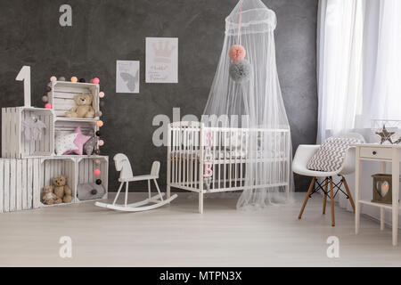 Schuss ein gemütliches Baby Zimmer voller Licht Stockfoto