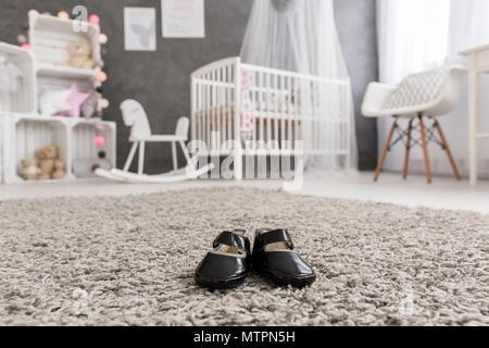 Schuß von Little Baby Schuhe in einem modernen Kindergarten Stockfoto