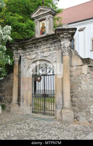 Szentendre, Ungarn - 17. Mai 2018: kleine Stadt in der Nähe von Budapest, die Hauptstadt von Ungarn. Bogdanyi Straße. Preobrazsenszka Kirche, Tor zum Innenhof. Stockfoto