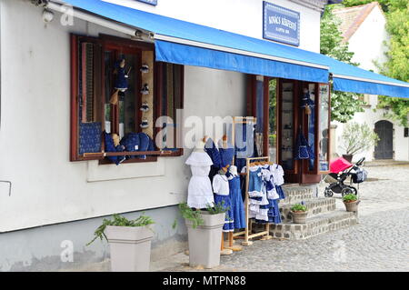 Szentendre, Ungarn - 17. Mai 2018: kleine Stadt in der Nähe von Budapest, die Hauptstadt von Ungarn. Bogdanyi Straße. Historische Shop mit Trachten. Stockfoto