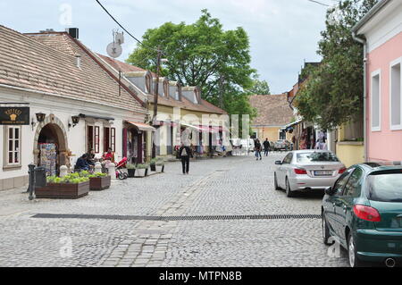 Szentendre, Ungarn - 17. Mai 2018: kleine Stadt in der Nähe von Budapest, die Hauptstadt von Ungarn. Bogdanyi Straße. Entlang der Straße gibt es zahlreiche Geschäfte. Stockfoto