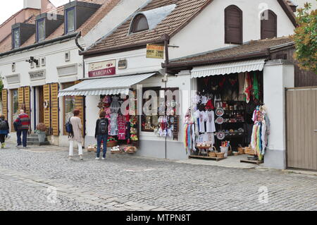 Szentendre, Ungarn - 17. Mai 2018: kleine Stadt in der Nähe von Budapest, die Hauptstadt von Ungarn. Bogdanyi Straße. Eine Ausstellung von einen Souvenirshop. Stockfoto