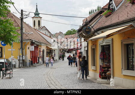 Szentendre, Ungarn - 17. Mai 2018: kleine Stadt in der Nähe von Budapest, die Hauptstadt von Ungarn. Bogdanyi Straße. Entlang der Straße gibt es zahlreiche Geschäfte. Stockfoto