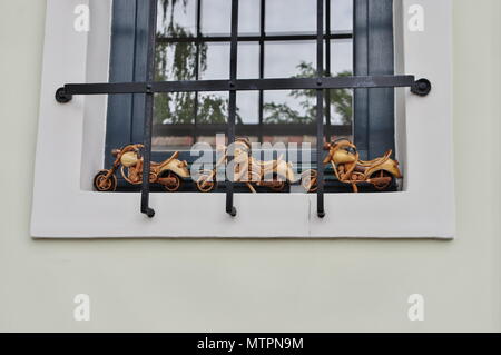 Szentendre, Ungarn - 17. Mai 2018: kleine Stadt in der Nähe von Budapest, die Hauptstadt von Ungarn. Bogdanyi Straße. Eine Ausstellung von einen Souvenirshop. Stockfoto