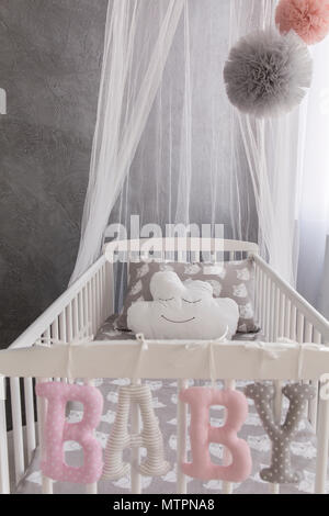 Schuss ein Himmelbett mit einer Cloud Kissen in ein modernes Baby Zimmer Stockfoto