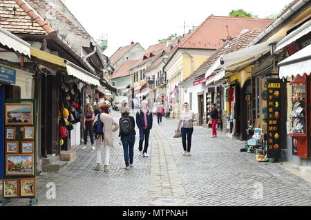 Szentendre, Ungarn - 17. Mai 2018: kleine Stadt in der Nähe von Budapest, die Hauptstadt von Ungarn. Bogdanyi Straße. Entlang der Straße gibt es zahlreiche Geschäfte. Stockfoto