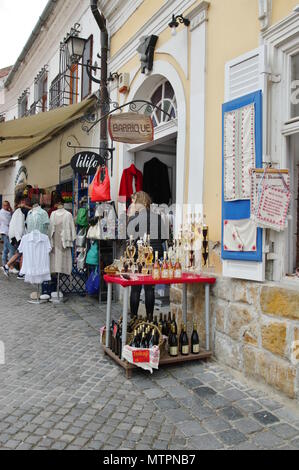 Szentendre, Ungarn - 17. Mai 2018: kleine Stadt in der Nähe von Budapest, die Hauptstadt von Ungarn. Bogdanyi Straße. Eine Ausstellung von einen Souvenirshop. Stockfoto