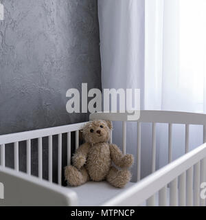 Der Teddybär sitzen in einer Krippe Stockfoto