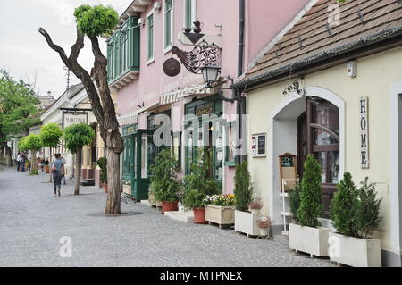 Szentendre, Ungarn - 17. Mai 2018: kleine Stadt in der Nähe von Budapest, die Hauptstadt von Ungarn. Dumtsa Jeno Straße. Sie können sehen, Geschäften, Pubs und Restaurants. Stockfoto