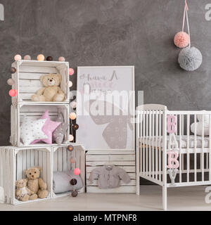 Geschossen von einem grauen Baby Zimmer mit einem Kinderbett, Boxen und Teddybären Stockfoto