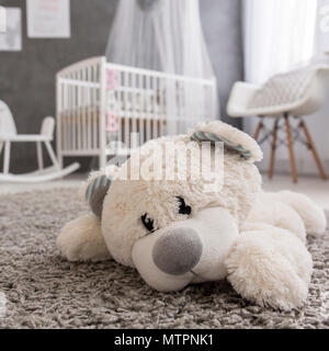 Schuss ein Teddybär auf einem Teppich in einer gemütlichen Baby Zimmer Stockfoto