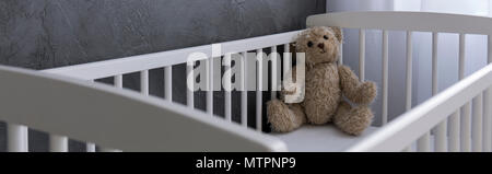 Teddybär in Weiß Kinderbett liegend, Panorama Stockfoto