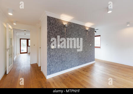 Geräumige Flur in moderne Villa mit Holzfußboden und hellen Wänden. Stockfoto