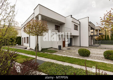 White Mansion im neuen Stil mit Garten, Außenansicht Stockfoto