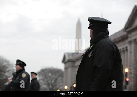 Die 58. Amtseinführung des Präsidenten war der Eid für Präsident Donald J. Trump in Washington, D.C., am 20. Januar 2017. Militärpersonal aller Zweige leistete während der Eröffnungszeit feierliche Unterstützung und Unterstützung für zivile Behörden. Das Archivbild zeichnet uniformierte Formationen auf, die an der Parade teilnehmen. Stockfoto