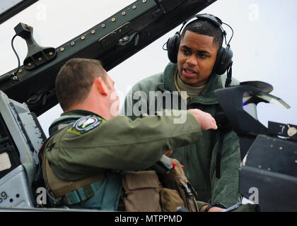 Capt. Kirk Devine, 36th Fighter Squadron F-16 Fighting Falcon Piloten, und Älterer Flieger Daniel Baston, 31 Aircraft Maintenance Squadron Crew Chief, sowohl aus Aviano Air Base, Italien finish vor während einer Flugausbildung Bereitstellung bei Souda Bay, Griechenland am 23.01.2016. 14 Aviano F-16 s, einem KC-135 Stratotanker von 161 Luftbetankung das Arizona's Air National Guard Flügel und 280 Flieger nach Souda Bay, implementiert mit der griechischen Hellenic Air Force für die zwei Woche FTD, von Januar 20 bis Februar 3 festgelegt, um zu trainieren. (U.S. Air Force Foto: Staff Sgt. Austin Harvill) Stockfoto