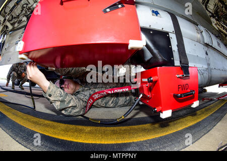 Us Air Force Senior Airman Brock Latham, Inspektor aus dem 16. Elektronische Kriegsführung Squadron in Eglin Air Force Base, Fla., entfernt ein Gerät von einem der F-16 Fighting der South Carolina der Air National Guard Falken an McEntire Joint National Guard Base, 18.01.2017. Die elektronische Kriegsführung Systeme auf S.C. Air National Guard F-16 Fighting Falcons verwendet wurde eine jährliche bekämpfen Schild Inspektion; Sicherstellung der Prüf- und Wartungsarbeiten ordnungsgemäß durchgeführt. (U.S. Air National Guard Foto von Airman 1st Class Megan Floyd) Stockfoto