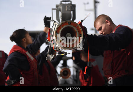 170126-N-UV 609-998 ATLANTIK (Jan. 23, 2017) Segler laden eine entwickelte Sea Sparrow Missile System an Bord der USS George H.W. Bush (CVN 77). Der Flugzeugträger mit der George H.W. bereitgestellt Bush Carrier Strike Group zur Unterstützung der Maritime Security Operations und Theater Sicherheit Zusammenarbeit in den USA am 5. und 6 Flotte Arbeitsgebiete. (U.S. Marine Foto von Mass Communication Specialist 3 David Mora jr./Freigegeben) Stockfoto