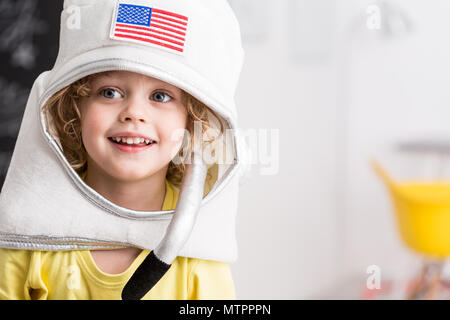 Geschossen von einem niedlichen kleinen Jungen tragen ein Spielzeug raum Helm Stockfoto