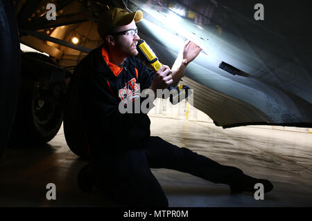 Senior Airman Matthäus Karte, 445Th Maintenance Squadron, führt eine Routine landing gear die Überprüfung auf der 445th Airlift Wing C-17 Globemaster III 23. Januar 2017. (U.S. Air Force Foto/Master Sgt. Patrick O'Reilly) Stockfoto