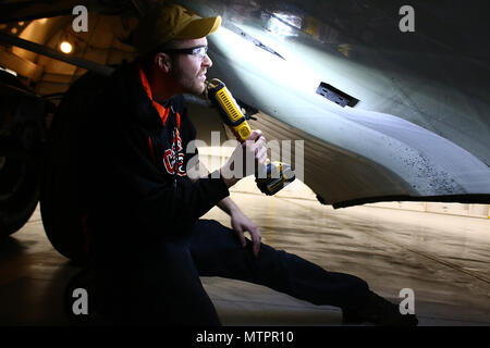 Senior Airman Matthäus Karte, 445Th Maintenance Squadron, führt eine Routine landing gear die Überprüfung auf der 445th Airlift Wing C-17 Globemaster III 23. Januar 2017. (U.S. Air Force Foto/Master Sgt. Patrick O'Reilly) Stockfoto