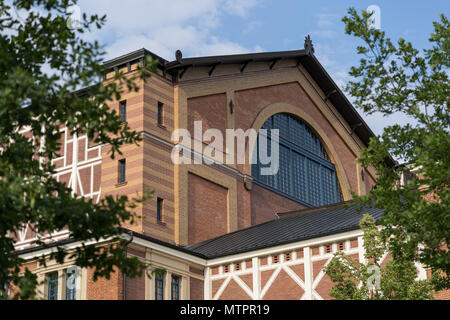 Detail des berühmten Bayreuther Wagner-Festspiele Theater von der Seite. Stockfoto