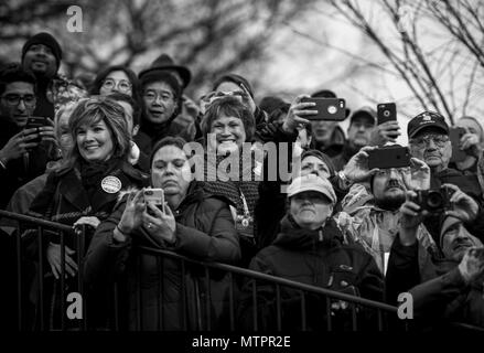 Zuschauer während der 58 Präsidentschafts-einweihung Parade in Washington, D.C., Jan. 20, 2017. Mehr als 5.000 militärischen Mitgliedern aus über alle Niederlassungen der Streitkräfte der Vereinigten Staaten, einschließlich der Reserve und der National Guard Komponenten, sofern zeremoniellen Unterstützung und Verteidigung Unterstützung der zivilen Behörden bei der Eröffnungs-Periode. (DoD Foto von US Air Force Staff Sgt. Marianique Santos) Stockfoto