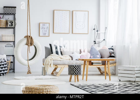 Trendy scandi weiße Zimmer mit einfachen Reifen Schwingen Stockfoto