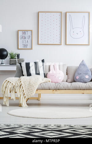 Blick auf Holz- Nordic Sofa in der trendigen Kinder Zimmer Stockfoto