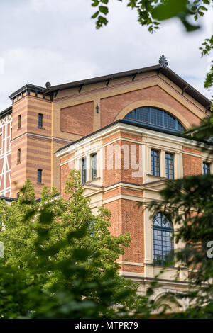 Detail des berühmten Bayreuther Wagner-Festspiele Theater von der Seite. Stockfoto