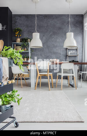 Großer Esstisch im Dachboden mit Beton Wand Stockfoto