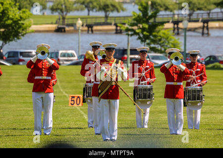 Das US Marine Drum & Bugle Corps des Kommandanten spielt zeremonielle Musik zur Unterstützung offizieller Marine Corps und Navy Events. Das Archivbild zeichnet eine musikalische Aufführung während einer Battle Color Zeremonie auf, die am 21. Mai 2018 für die United States Naval Academy Commissioning Week in Annapolis, Maryland, stattfand. Stockfoto